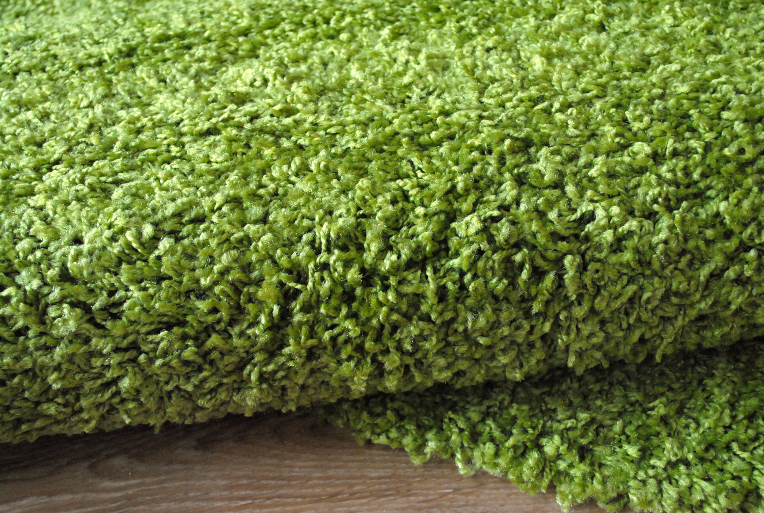 Зелений килим з довгим ворсом