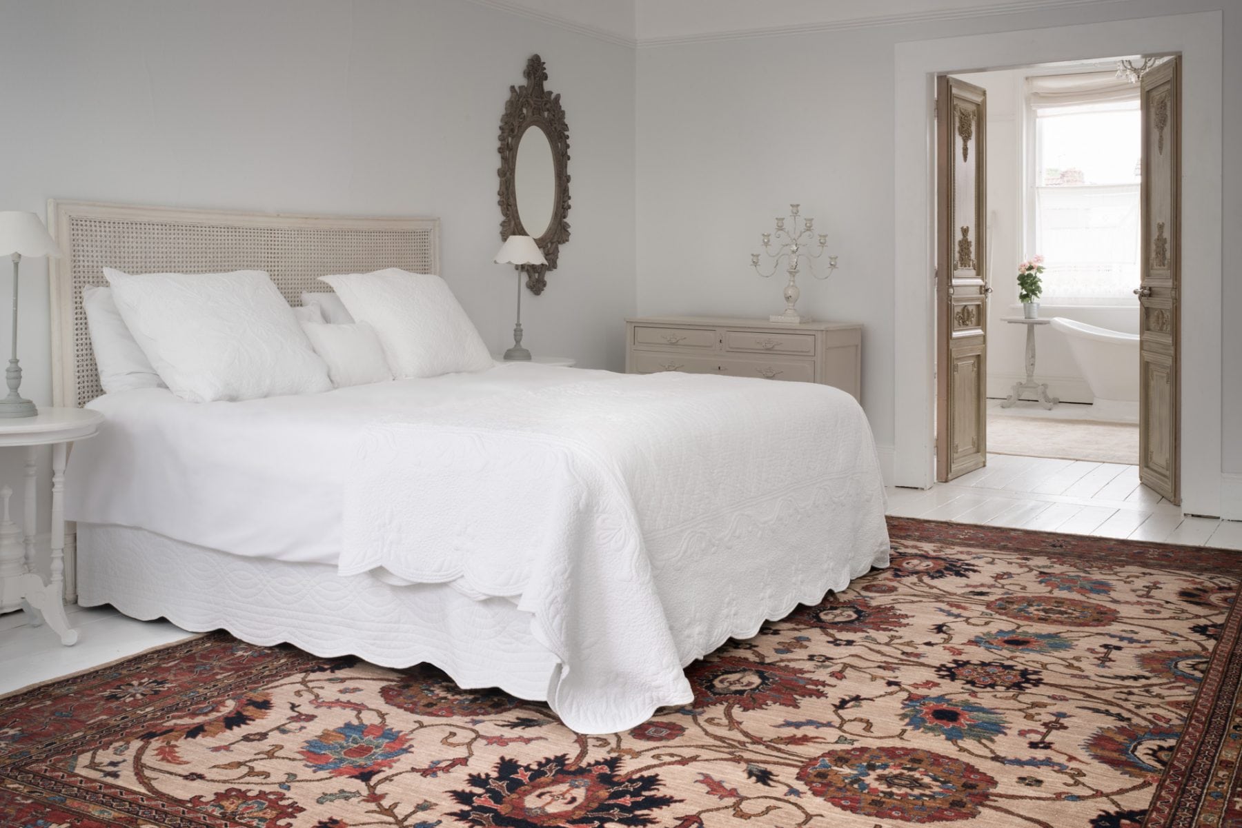 Класичний килим у спальні